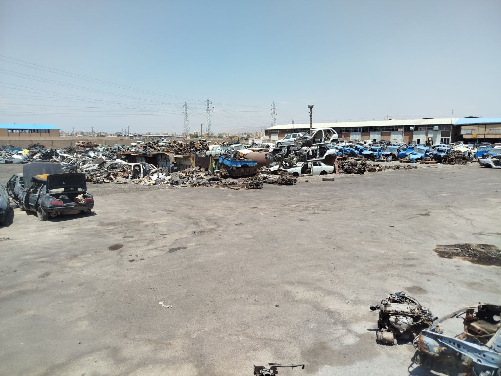 انبار موقت خودروهای اسقاطی — خودروها پس از بررسی مدارک در محوطه امن مرکز نگهداری می‌شوند تا فرایند جداسازی و بازیافت آغاز شود.